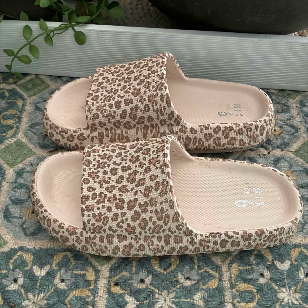 Leopard Pattern Slide Sandals - Picture 2 of 3